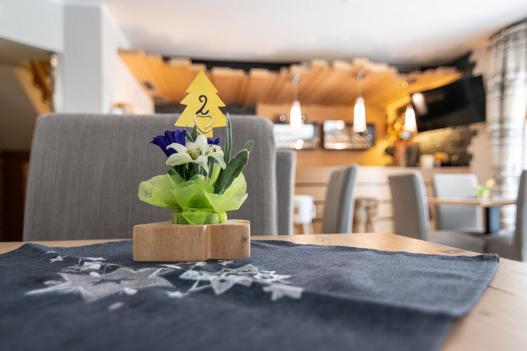 Aparthotel Dolomites Living&Relax Commezzadura Eksteriør billede