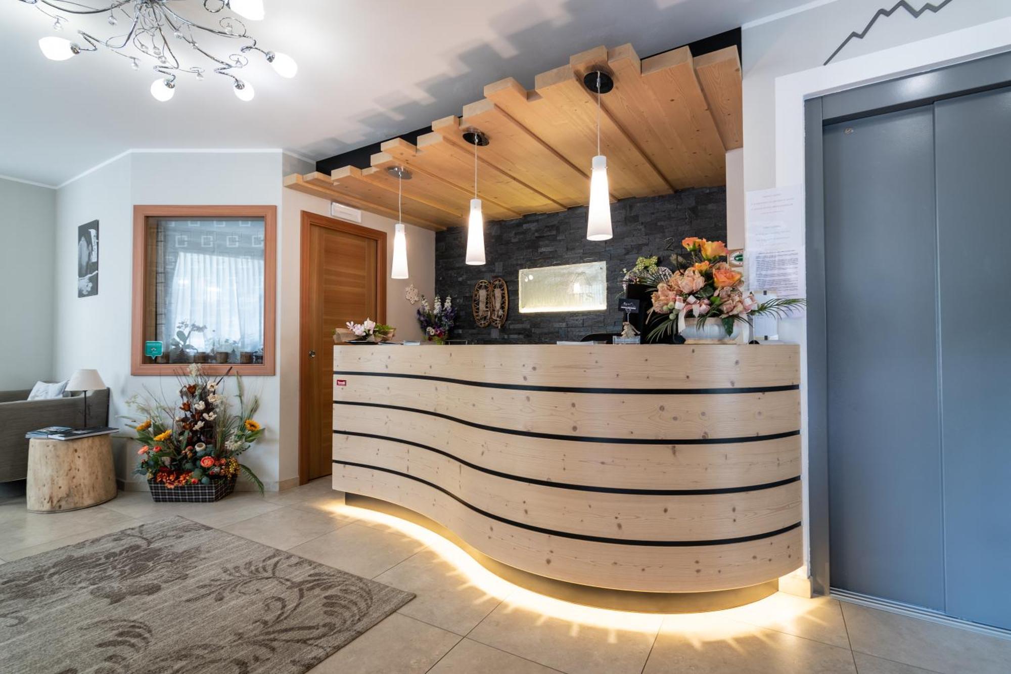 Aparthotel Dolomites Living&Relax Commezzadura Eksteriør billede
