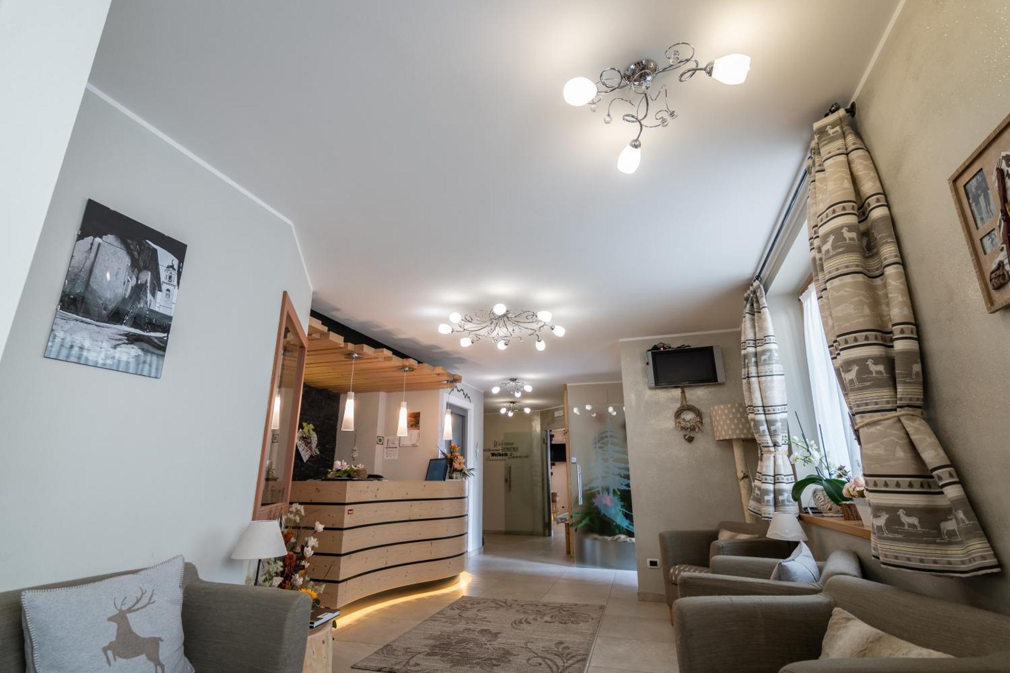 Aparthotel Dolomites Living&Relax Commezzadura Eksteriør billede
