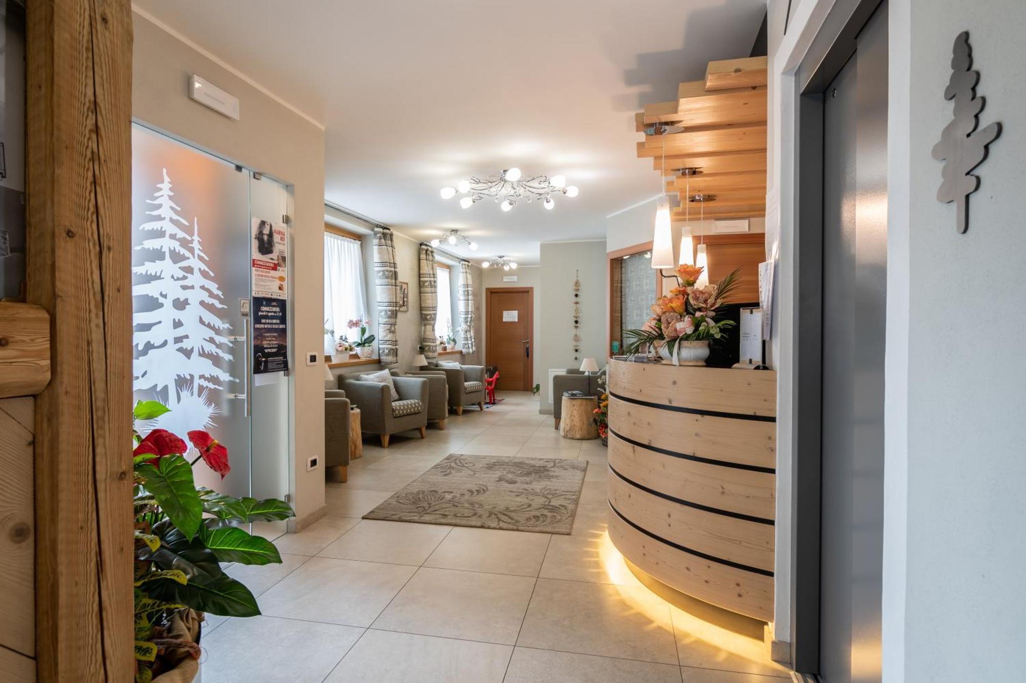 Aparthotel Dolomites Living&Relax Commezzadura Eksteriør billede